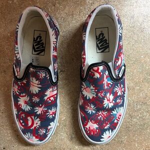 Women’s 7.5 /. Men’s 6 slip on VANS